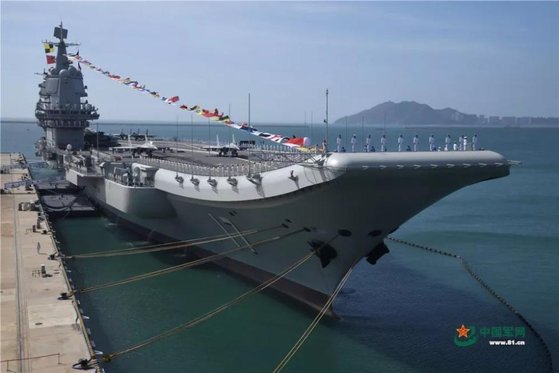 中国の空母「山東」。中国は現在の２隻から２０３５年に６隻の空母を保有し、米国の海軍力に対応する大洋海軍を育成する方針だ。［中央フォト］
