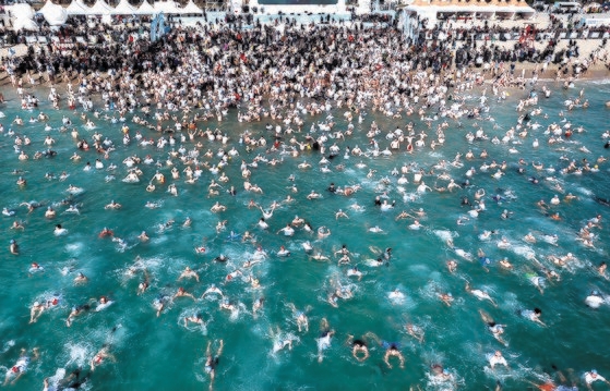 ５日午後、釜山海雲台海水浴場で「第３３回海雲台北極グマ祭り」が開催され、国内外の観光客５０００人余りが海に飛び込み力強く泳いでいる。