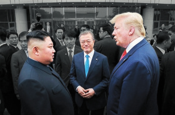 昨年６月３０日に板門店南側地域で会った金正恩国務委員長と文在寅大統領、トランプ米国大統領。［労働新聞］