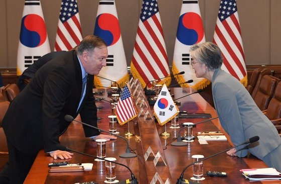 米国のマイク・ポンペオ国務長官（左）と韓国の康京和外交部長官（右）が昨年６月３０日、青瓦台で開かれた文在寅大統領とドナルド・トランプ大統領の拡大首脳会談に先立ち、話を交わしている。［写真　青瓦台写真記者団］