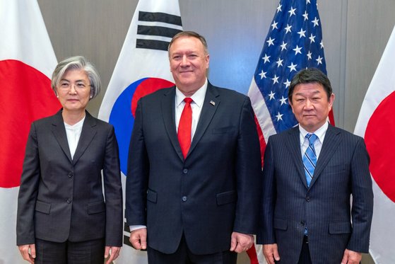 （左から）韓国の康京和外交部長官と米国のマイク・ポンペオ国務長官、日本の茂木敏充外相が１４日（現地時間）、米国カリフォルニア・パロアルトで開かれた韓日米外相会談で記念撮影に臨んでいる。［写真　韓国外交部］