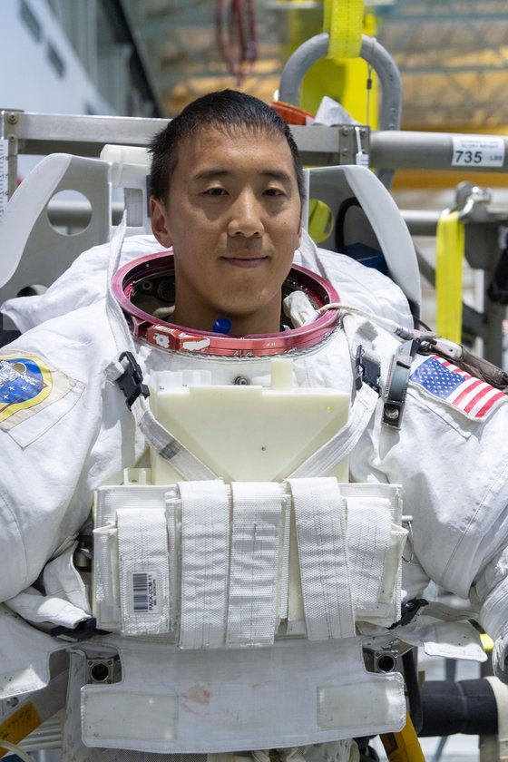 韓国系医師出身のジョニー・キム氏が米国航空宇宙局（ＮＡＳＡ）の月・火星探査プロジェクト「アルテミス計画」の任務を遂行する宇宙飛行士リストに入った。［写真　ＮＡＳＡ］