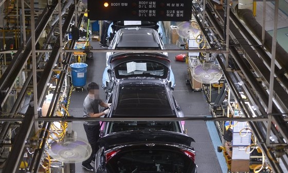 ６月１２日午後、ルノーサムスン自動車釜山工場で職員が作業している。　ソン・ポングン記者