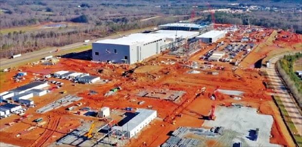 ＳＫイノベーションが米ジョージア州に建設中の電気自動車バッテリー第１工場。工程率は２８％。　［ＳＫイノベーション提供］