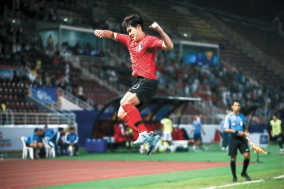 イ・ドンギョンがヨルダン戦の終了直前、「ブザービーターＦＫゴール」を決めて喜んでいる。［写真　大韓サッカー協会］