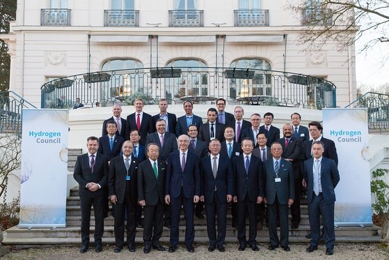 現代車グループの鄭義宣首席副会長（前列左から５人目）が２０日、仏パリ近郊のベルサイユ宮殿一帯で開催された水素委員会年次ＣＥＯ総会に共同会長として出席した。仏エネルギー企業エア・リキードのブノワ・ポチエ会長（前列左から４人目）など総会に出席したグローバルＣＥＯ。［写真　現代・起亜車］