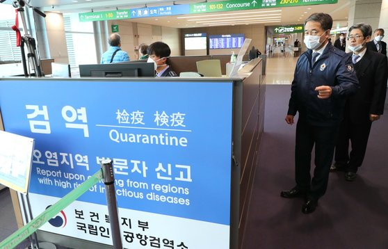 韓国保健福祉部の朴凌厚（パク・ヌンフ）長官が２３日午後、新型コロナウイルス感染症関連の対応現場である国立仁川空港検疫所を点検している。［写真　保健福祉部］