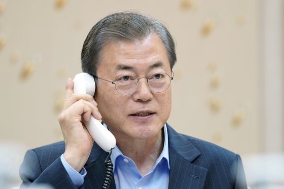 韓国の文在寅（ムン・ジェイン）大統領が１日午後、青瓦台で欧州委員会のウルズラ・フォンデアライエン欧州委員長と電話会談している。［写真　青瓦台]