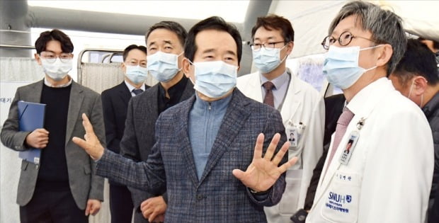 ２７日、丁世均（チョン・セギュン）首相（左から４人目）と朴凌厚（パク・ヌンフ）保健福祉部長官（同３人目）らが新型コロナウイルス感染症（武漢肺炎）選別診療所を運営中のソウル・ボラメ病院を訪問して感染対応状況を点検している。　キム・ポムジュン記者