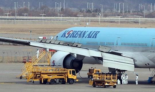 韓国政府がチャーター機を投じて中国・武漢に居住する僑民と留学生らを帰国させる予定の中、２９日午前仁川空港の大韓航空整備場で整備士が航空機を整備している。チェ・ジョンドン記者
