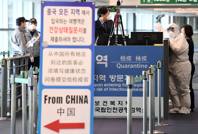 先月２９日午前、仁川国際空港内の固定検疫台で看護将校と軍医官が検疫関係者らと言葉を交わしている。チェ・ジョンドン記者