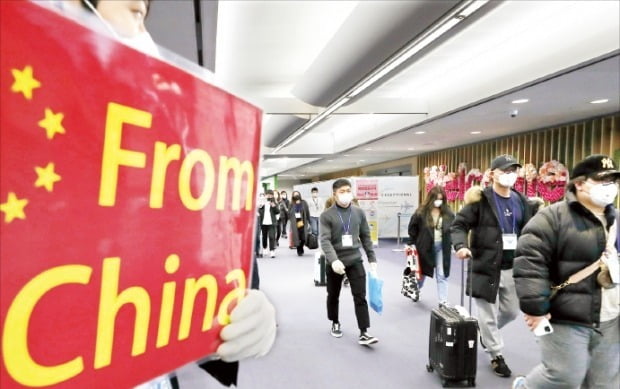中国発旅客機に乗って１０日仁川（インチョン）国際空港に到着した乗客が検疫台を通過して「中国専用入国場」に移動している。キム・ヨンウ記者