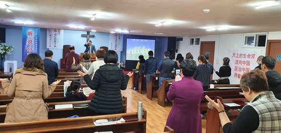 韓国滞在中国人が９日、ソウル大林洞「ソウル中国人教会」で礼拝している。中国政府の責任に言及しながらも「人民が一日も早く伝染病の苦痛から抜け出すことを願う」と語った。チャン・セジョン記者
