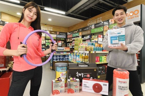 韓国大手スーパーのホームプラスは免疫力増強に役立つ食品と室内空気管理家電、運動用品など関連商品を販売する「全国民健康ＵＰプロジェクト」企画展を進めると１１日、明らかにした。［写真　ホームプラス］