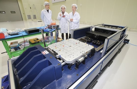 慶尚南道晋州市の宇宙部品試験センター内にある発射環境試験装備。５－２００ヘルツの振動をテストできる。　ソン・ボングン記者