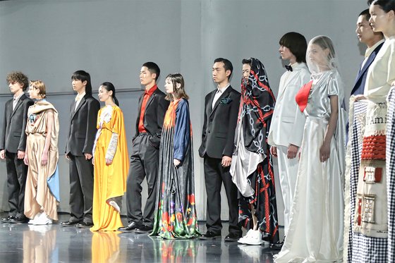 昨年１０月に開かれた「２０２０　Ｓ／Ｓ上海ファッション・ウィーク」の一部ステージ。［写真　上海ファッション・ウィーク公式ホームページ］