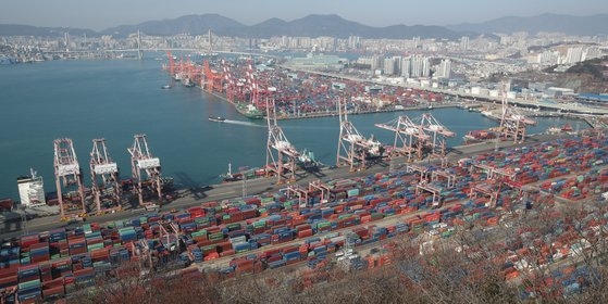 釜山南区の埠頭にコンテナが積まれている。　ソン・ボングン記者