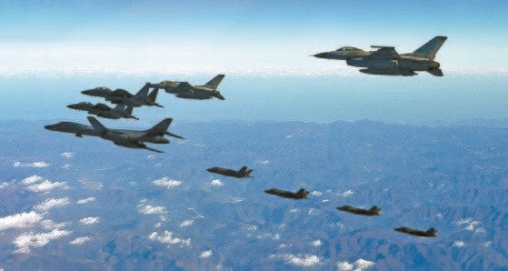 ２０１７年１２月６日、「ビジラントエース」に参加した米長距離戦略爆撃機Ｂ－１Ｂ「ランサー」（先頭）が韓国空軍のＫＦ－１６、Ｆ－１５Ｋ、米国空軍のＦ３５Ａ、Ｆ－３５Ｂと飛行している。［写真　空軍］