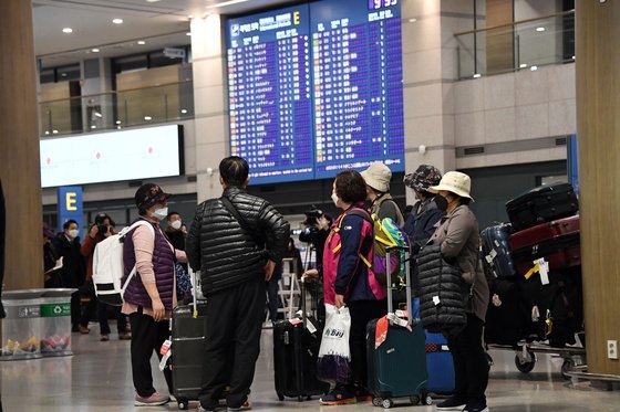 イスラエルで入国禁止となった韓国人観光客が２５日に入国した。仁川空港第１旅客ターミナル。［中央フォト］