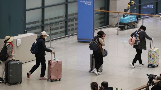 新型コロナウイルスによる肺炎と関連したイスラエルの入国禁止で早期帰国の途についた韓国人観光客が２５日午前に仁川国際空港に到着し入国ロビーに出てきた。ピョン・ソング記者