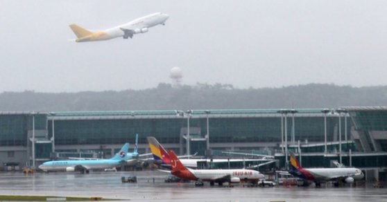 新型コロナの余波で、トルコ当局が先月２９日（現地時間）に韓国を行き来する航空便の運航を電撃的に中断したことを受けて、韓国人２３１人が足止めを余儀なくされた。写真は仁川国際空港の様子。（写真と記事内容は関連ありません）［中央フォト］
