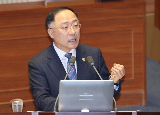 洪楠基経済副首相兼企画財政部長官が３日午後に国会本会議場で開かれた経済分野対政府質問で議員の質疑に答えている。イム・ヒョンドン記者