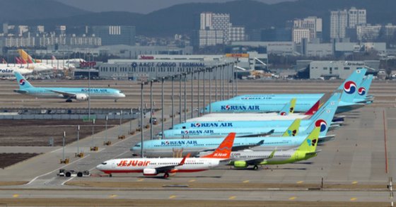 韓国外交部は３日午前、韓国発入国制限地域が８７カ所だと明らかにした。各航空会社の航空機運休と減便が増加している。前日午後、仁川（インチョン）国際空港の旅客機ターミナルに航空機が立っている。キム・ソンニョン記者