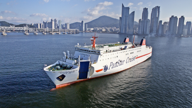 ９日に大阪で韓国国民１８人を乗せて出港したパンスタードリーム号が、１０日午前、釜山（プサン）港国際旅客ターミナルに向かっている。［写真提供＝パンスターラインドットコム］