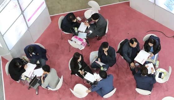 昨年４月に釜山展示コンベンションセンター（ＢＥＸＣＯ）で開かれた釜山創業博覧会。創業準備生が高齢者昼間ケアセンターのブースで相談している。ソン・ボングン記者
