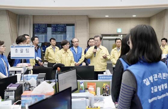 文在寅大統領が１１日、忠北清州市の疾病管理本部緊急状況室を訪問し、新型肺炎の対応に奮闘している職員を励ましている。［写真　青瓦台］