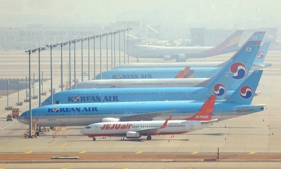 新型コロナウイルスの余波で韓国人の入国を制限または禁止する国が増え、国際線の航空便運航が相次いで中断されている中、９日午前、仁川（インチョン）国際空港の駐機場に航空機がとまっている。キム・ソンリョン記者