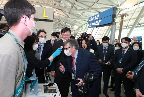 １３日午前、駐韓外交団が仁川国際空港第１ターミナルを訪問し、出入国検疫手続きに対する説明を聞いている。［写真　外交部］