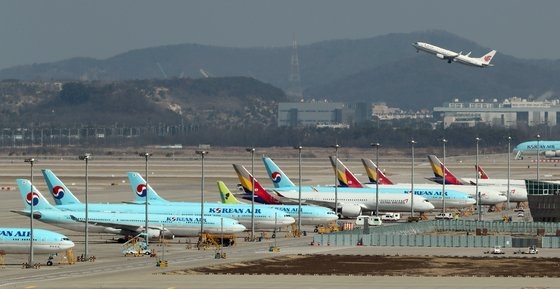 世界各国が韓国発入国を制限することで韓国航空会社の運航中断が増加している。仁川国際空港旅客機ターミナルに航空機が止まっている。キム・ソンニョン記者
