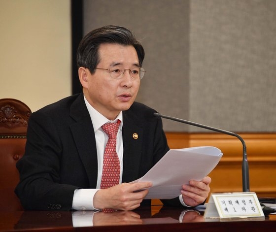 韓国企画財政部の金容範第１次官が１６日、ソウル中区の銀行連合会会館で開かれた「マクロ経済金融会議」を主宰し、発言している。［写真　韓国企画財政部］