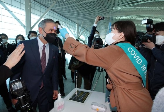 ハリス駐韓米国大使が韓国発の米国路線に対する出国検疫強化を実施した１１日午前、仁川国際空港第２ターミナルの出国場を訪れ視察している。キム・ソンリョン記者