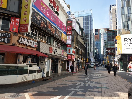 新型コロナの影響で流動人口が激減したソウル江南（カンナム）駅周辺。　クァク・ジェミン記者