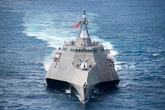 新型コロナウイルス（新型肺炎）感染者が出た米国海軍の沿岸戦闘艦「コロナド（ＬＣＳ－４）」。ステルス設計を適用したこの戦闘艦は、米国がインド太平洋戦略により太平洋に配置して中国を牽制（けんせい）する任務を担当している。［写真　米国海軍］