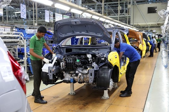 現代自動車のインド・チェンナイ工場で従業員が車を組み立てている。［写真　現代自動車］