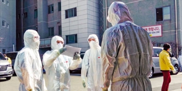大邱寿城区保健所の前で公衆保健医師が移動検診のために保護服を着て準備している。