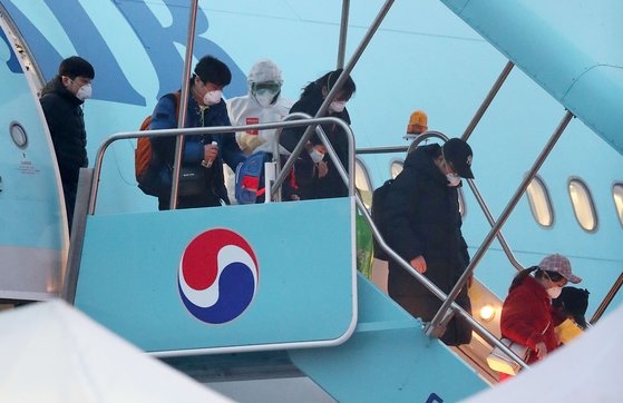 先月１２日、中国湖北省武漢地域に滞留していた韓国海外同胞と中国人家族がソウル金浦（キンポ）国際空港に到着して大韓航空チャーター機から降りている。キム・ソンニョン記者