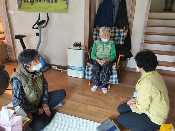 新型コロナウイルス感染症の韓国内最高齢完治者であるファン・ヨンジュさん（９７）がマスクをつけたまま話をしている。［写真　清道郡］
