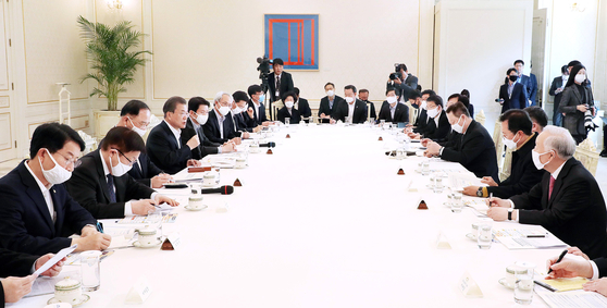 韓国の文在寅（ムン・ジェイン）大統領が１８日、青瓦台（チョンワデ、大統領府）「主要経済主体招請円卓会議」で、コロナ事態克服のための汎国家的連帯を強調した。会議には経営界・労働界・中小企業などから１９人が出席した。［写真　青瓦台写真記者団］