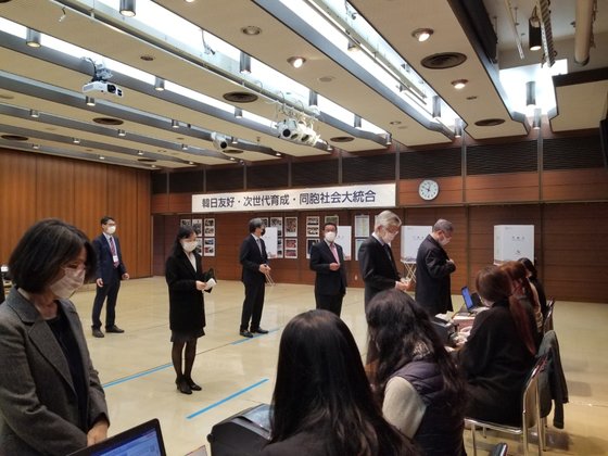 １日、韓国の第２１代国会議員在外国民選挙投票所が開設された東京総領事館。投票に来た海外同胞が１メートル間隔で列に並んでいる。ユン・ソルヨン特派員