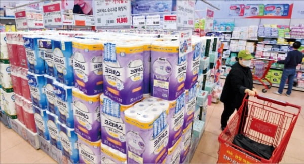 新型コロナの感染拡大で買い占めが深刻な外国とは違い、韓国では買い占めが見られない。１日、ソウル市内のスーパーにはトイレットペーパーなど生活必需品が積まれている。　キム・ボムジュン記者