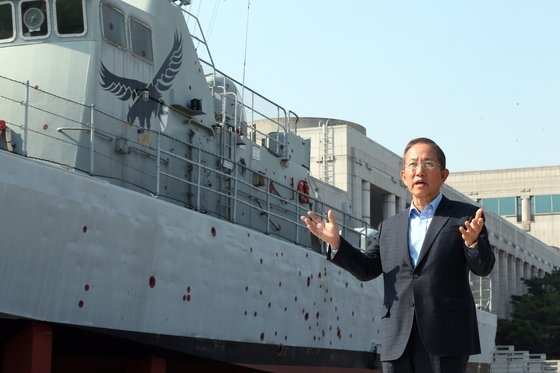 先月３０日、金泰栄（キム・テヨン）元国防部長官がソウル龍山区にある戦争記念館のチャムスリ３５７艇実物模型の前で中央日報のインタビューに応じた。　キム・ソンリョン記者