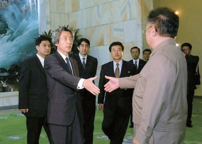 ２００２年９月、北朝鮮を訪問した小泉純一郎当時首相（左）と金正日（キム・ジョンイル）総書記（右）。［中央フォト］