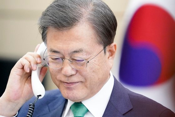韓国の文在寅大統領が２日午後、青瓦台与民館でデンマークのメッテ・フレデリクセン首相と電話会談している。［写真　青瓦台］