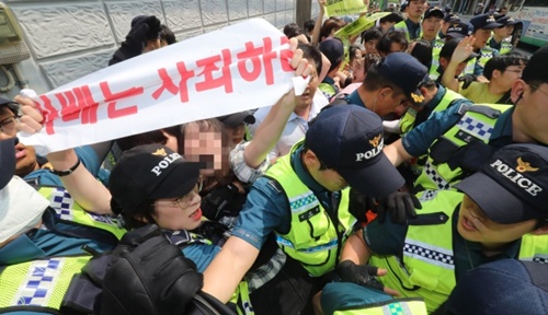 昨年、釜山東区の日本総領事館に進入してピケデモなどを行った反日釜山青年学生実践団所属の大学生らが警察に連行されている。ソン・ボングン記者