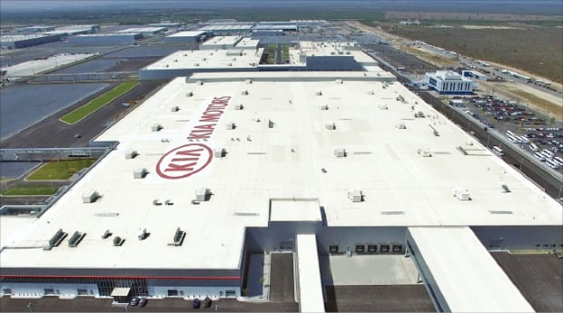 新型コロナの感染拡大で韓国企業の海外工場が一つ、二つと稼働を中断している。６－８日に閉鎖される起亜自動車メキシコ工場。　韓経ＤＢ