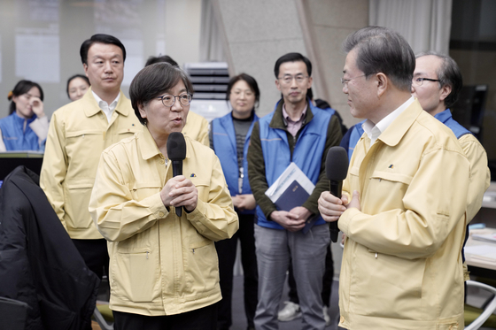 チョン・ウンギョン疾病管理本部長（左）が疾病管理本部の緊急状況室を訪問した文在寅（ムン・ジェイン）大統領に挨拶している。［写真　青瓦台］